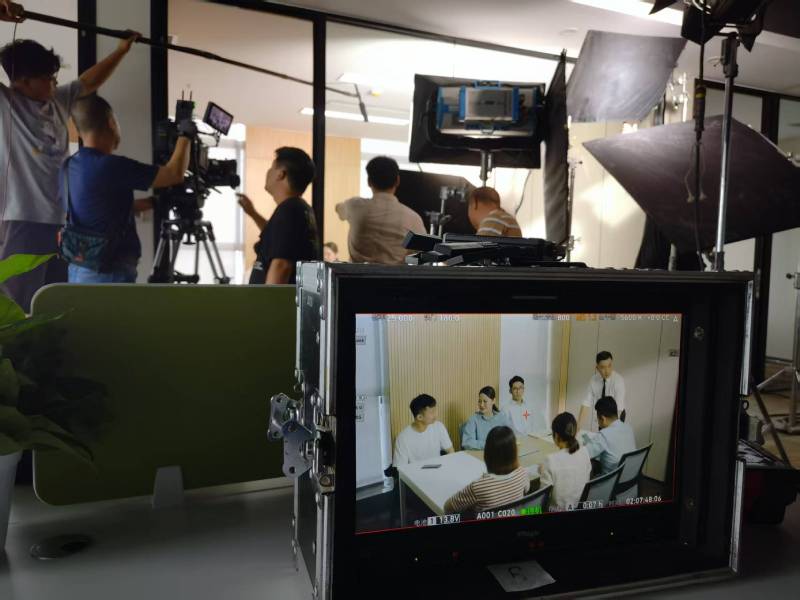 雨城区TVC拍摄公司：科技产品视觉化大师，诠释未来感与功能美学